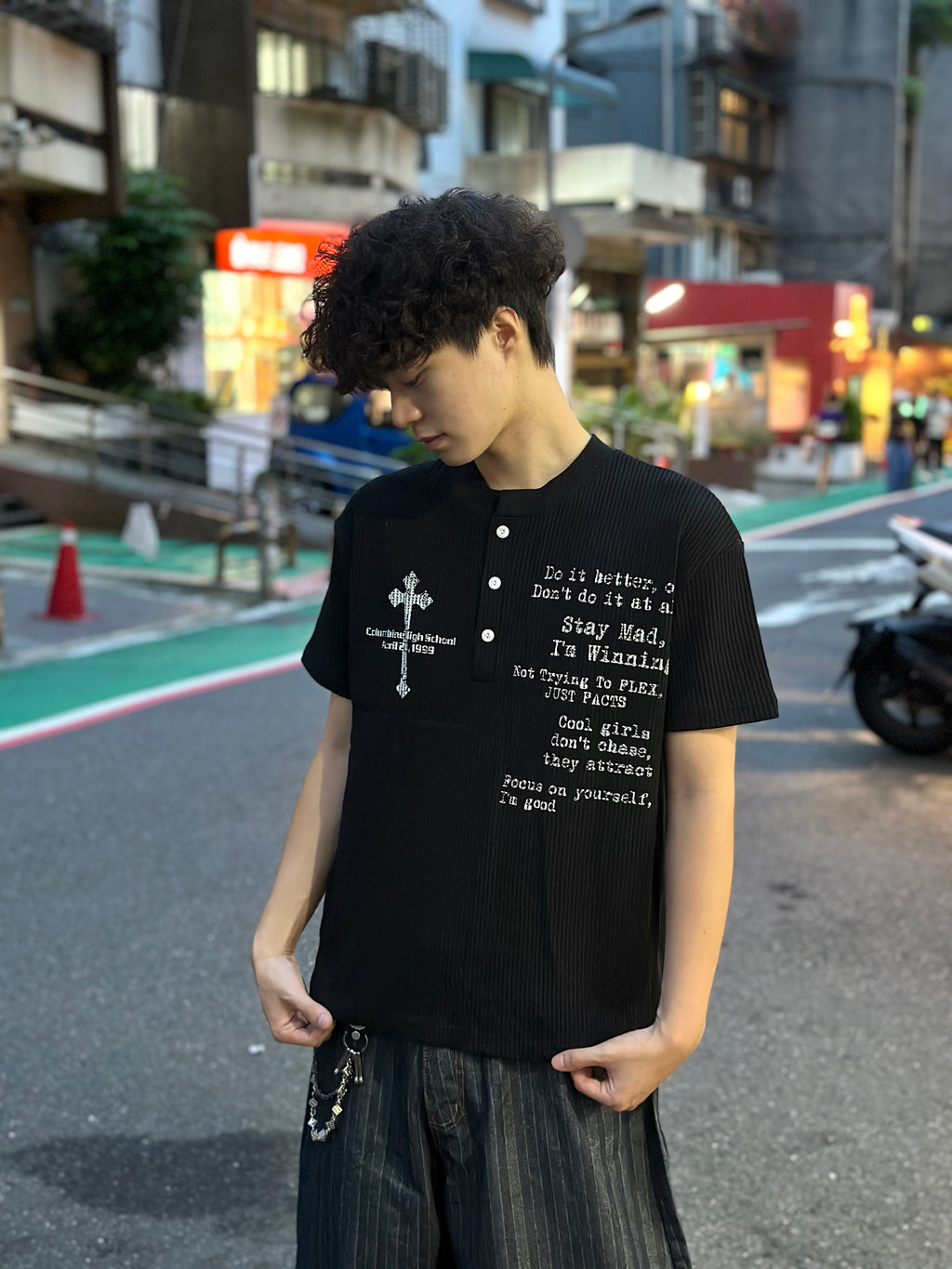 正韓🇰🇷華夫格面料 十字文字印花 寬短 亨利領短袖