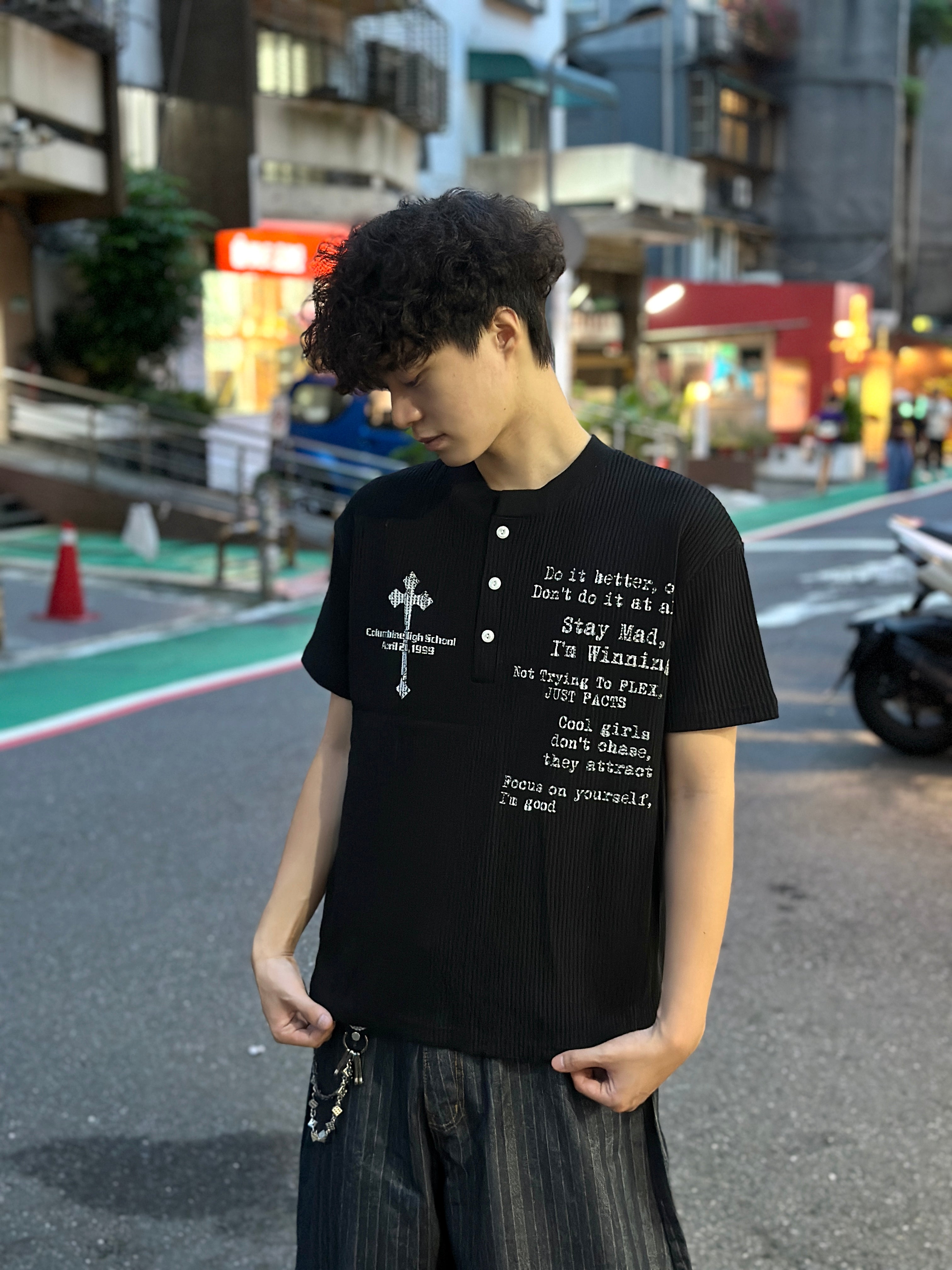 正韓🇰🇷華夫格面料 十字文字印花 寬短 亨利領短袖
